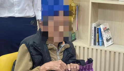 Bà lão bán vàng, quyết chuyển 2 tỷ đồng vì tin "con trai đang nguy kịch"