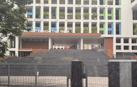 Cầu thang ở một trường tiểu học Hà Nội gây tranh cãi