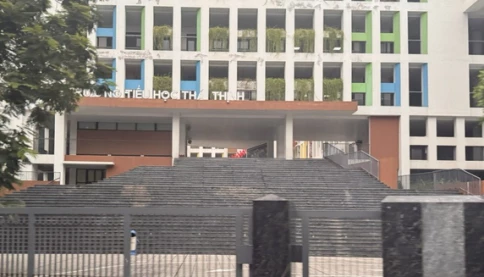 Cầu thang ở một trường tiểu học Hà Nội gây tranh cãi