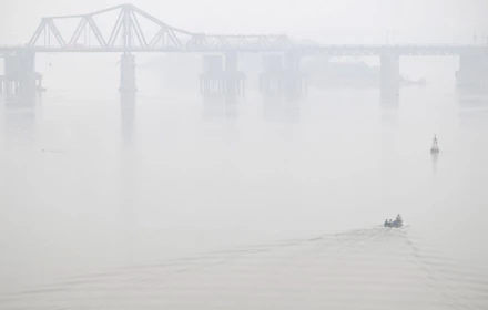 Hà Nội ô nhiễm chạm ngưỡng đỏ, học sinh vẫn đi học bình thường