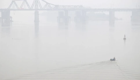 Hà Nội ô nhiễm chạm ngưỡng đỏ, học sinh vẫn đi học bình thường