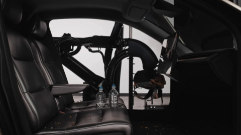 Tesla tiết kiệm cả mớ tiền nhờ dùng robot lau dọn xe điện