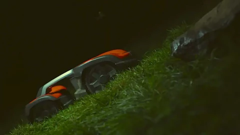 Husqvarna ra máy cắt cỏ mới, công nghệ định vị chính xác