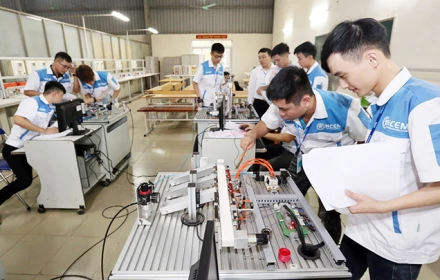 Hai con đường rõ ràng cho học sinh lớp 9: THPT hoặc Trung học nghề giúp giảm áp lực cho học sinh và phụ huynh