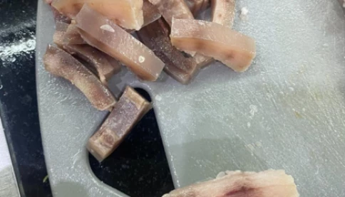 Da heo luộc xong bị đen có sao không?