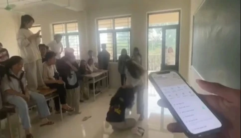 Nữ sinh lớp 10 bị bạn cùng lớp đánh nhập viện