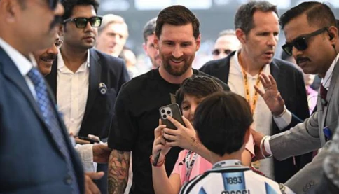 Messi đến rồi đi như cơn gió, fan Ấn Độ nổi giận gây bạo loạn trong sân vận động