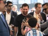 Messi đến rồi đi như cơn gió, fan Ấn Độ nổi giận gây bạo loạn trong sân vận động