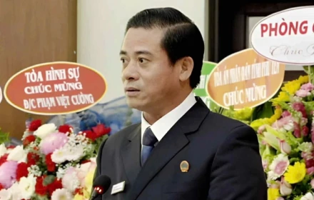 Sáng nay, cựu Phó chánh án tòa án cấp cao tại Đà Nẵng cùng 27 người hầu tòa