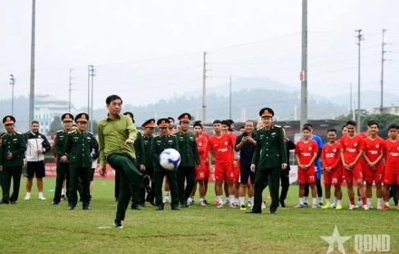Hình ảnh Đại tướng Phan Văn Giang giao lưu bóng đá cùng cầu thủ Thể Công - Viettel