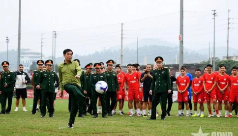 Hình ảnh Đại tướng Phan Văn Giang giao lưu bóng đá cùng cầu thủ Thể Công - Viettel