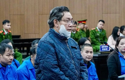 Cựu Phó Chánh án Phạm Tấn Hoàng bị VKS đưa ra bằng chứng đã "thả tim 4 lần" cho tin nhắn xin chạy án👇