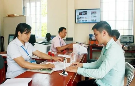 Người có bằng đại học, đủ 5 năm kinh nghiệm được xét tiếp nhận vào công chức xã như thế nào?