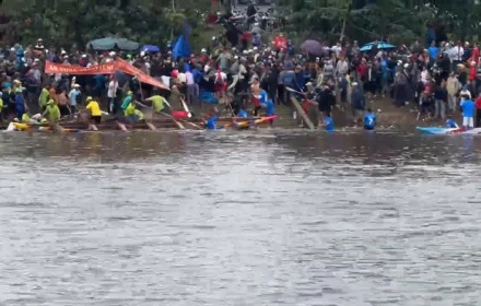 CLIP: Các vận động viên đánh nhau náo loạn lễ hội đua ghe ở Huế