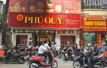 Giá vàng chiều 22/12: Phá đỉnh lịch sử, người dân xếp hàng đi bán, tiệm vàng có động thái bất ngờ