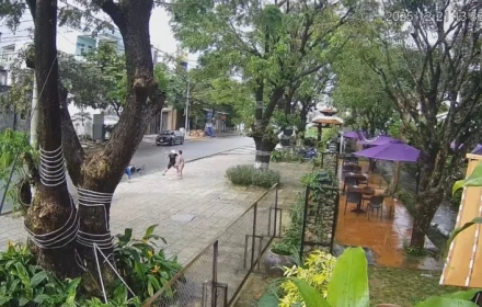 Người đàn ông chặn xe, hành hung 3 đứa trẻ giữa đường