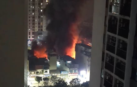 Cháy lớn tại chợ Xanh Hà Nội, người dân cuống cuồng sơ tán đồ đạc