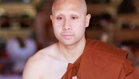 Cựu tiền đạo U23 Thái Lan bất ngờ xuống tóc xuất gia dù đang thi đấu