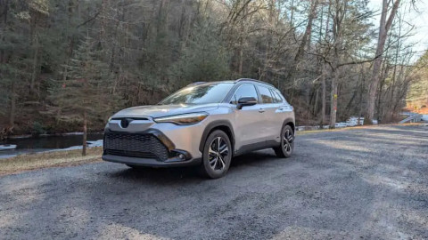 Giá Toyota Corolla Cross Hybrid khởi điểm khá ngon, nhưng bạn có dám chờ Full-EV không?