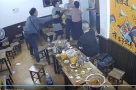 Khách Trung Quốc say xỉn, lao vào sàm sỡ nữ chủ quán ăn ở Hà Nội