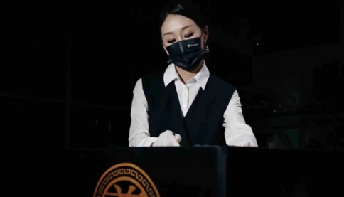 Nữ nhân viên mai táng xinh đẹp bị chỉ trích vì trang điểm, xịt nước hoa khi làm việc