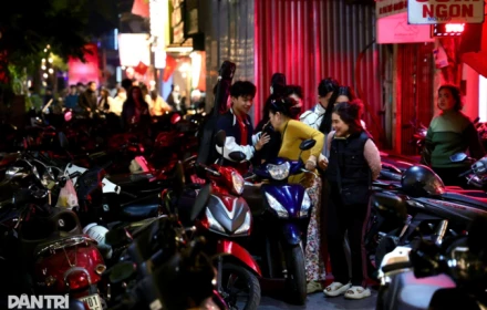 Nhiều người ước làm trông xe đêm đón năm mới quanh hồ Gươm khi giá trông xe tăng "chóng mặt"!