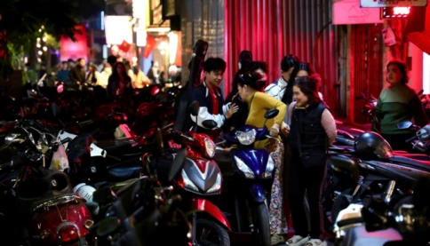 Nhiều người ước làm trông xe đêm đón năm mới quanh hồ Gươm khi giá trông xe tăng "chóng mặt"!