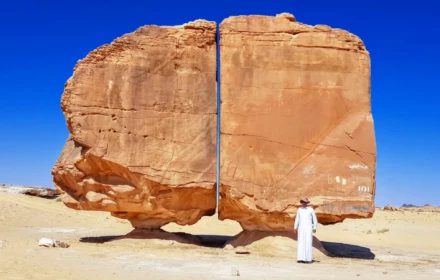 Điều gì đã khiến tảng đá khổng lồ này ở Ả Rập Xê Út bị tách làm đôi?