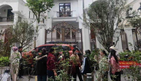 Hàng chục người kéo đến biệt thự của Hoàng Hường ở Hà Nội đòi lương