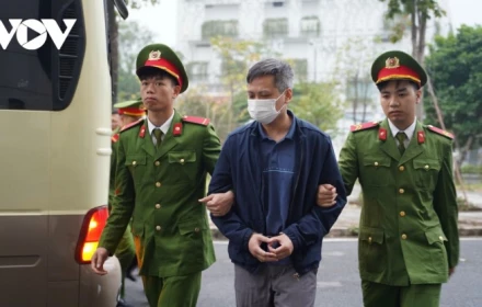 Xét xử vụ sữa giả HIUP: Cảnh sát dẫn giải các bị cáo hầu tòa