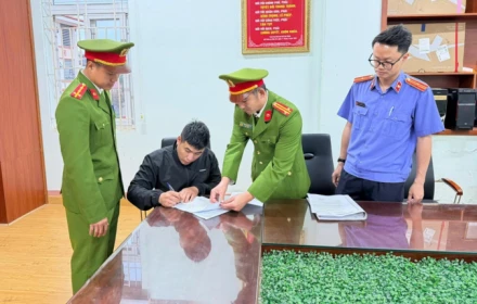 NÓNG! Khởi tố đối tượng dùng đũa tấn công tài xế taxi khi xe đang chạy