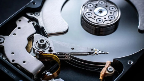 Vì sao ổ cứng HDD chậm dần theo thời gian còn SSD thì không?