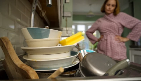 Đây là lý do tại sao bạn không nên ngâm bát đĩa trong bồn rửa qua đêm
