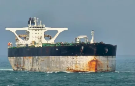 Mỹ đã bắt giữ tàu chở dầu được tàu ngầm và tàu chiến Nga hộ tống! (video)