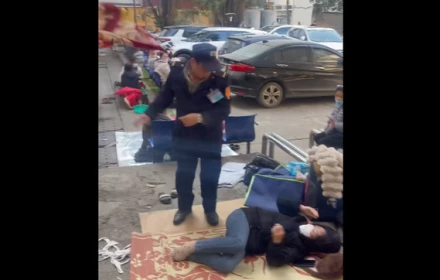 Bệnh viện Bạch Mai cho thôi việc bảo vệ giật vứt chăn người nhà bệnh nhân đang nằm trong khuôn viên