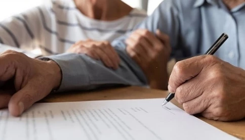 Tranh cãi cha mẹ chia thừa kế chỉ gọi con đẻ, con dâu rể không được tham gia