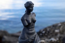 Tại sao tượng Venus De Milo lại mất cánh tay?