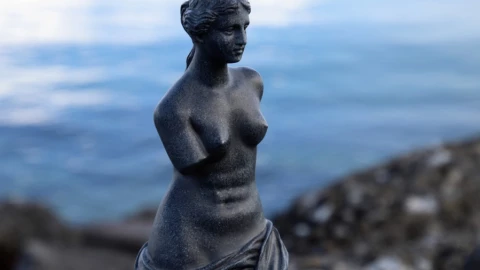 Tại sao tượng Venus De Milo lại mất cánh tay?