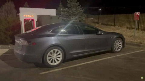 Sạc nhanh Tesla Model S  cũng phải chờ dài cổ!