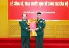 Đại tướng Phan Văn Giang trao quyết định thăng quân hàm Thiếu tướng cho một Chỉ huy trưởng Bộ CHQS tỉnh