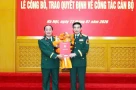 Đại tướng Phan Văn Giang trao quyết định thăng quân hàm Thiếu tướng cho một Chỉ huy trưởng Bộ CHQS tỉnh