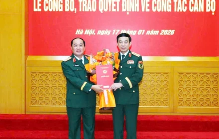 Đại tướng Phan Văn Giang trao quyết định thăng quân hàm Thiếu tướng cho một Chỉ huy trưởng Bộ CHQS tỉnh