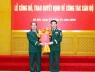 Đại tướng Phan Văn Giang trao quyết định thăng quân hàm Thiếu tướng cho một Chỉ huy trưởng Bộ CHQS tỉnh
