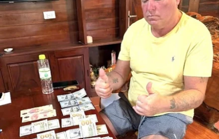 Công an Phú Quốc hỗ trợ du khách Anh nhận lại tiền sau vụ lễ tân bấm nhầm chuyển khoản