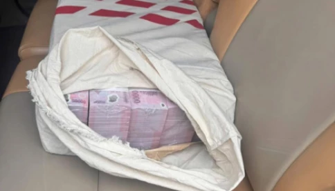 Ba thanh niên nhặt được bao tiền 1 tỷ tiền mặt