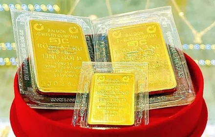 Giá vàng trong nước “đu đỉnh” ra sao khi giá vàng thế giớt bất ngờ vượt mốc 5.000 USD/ounce?