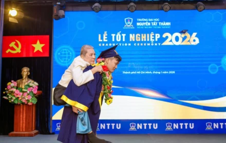 Cảm động nam sinh cõng mẹ lên nhận bằng đại học