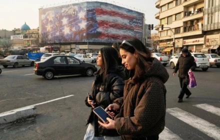 Iran đăng cảnh báo Mỹ giữa quảng trường trung tâm khi nhóm tàu sân bay tiến vào Trung Đông