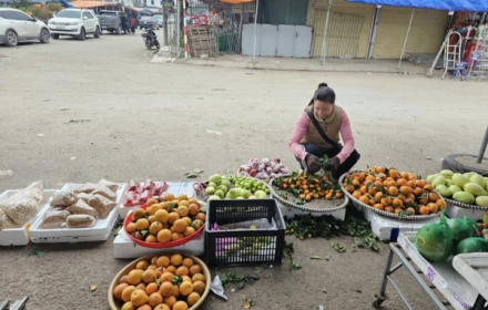 Thủ môn U23 Văn Bình được cả làng chào đón, mẹ bán hàng chợ quê đông nghịt khách vây quanh