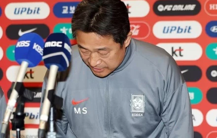 Về nước sau trận thua U23 Việt Nam, HLV U23 Hàn Quốc cúi đầu xin lỗi, sau đó mắng mỏ học trò